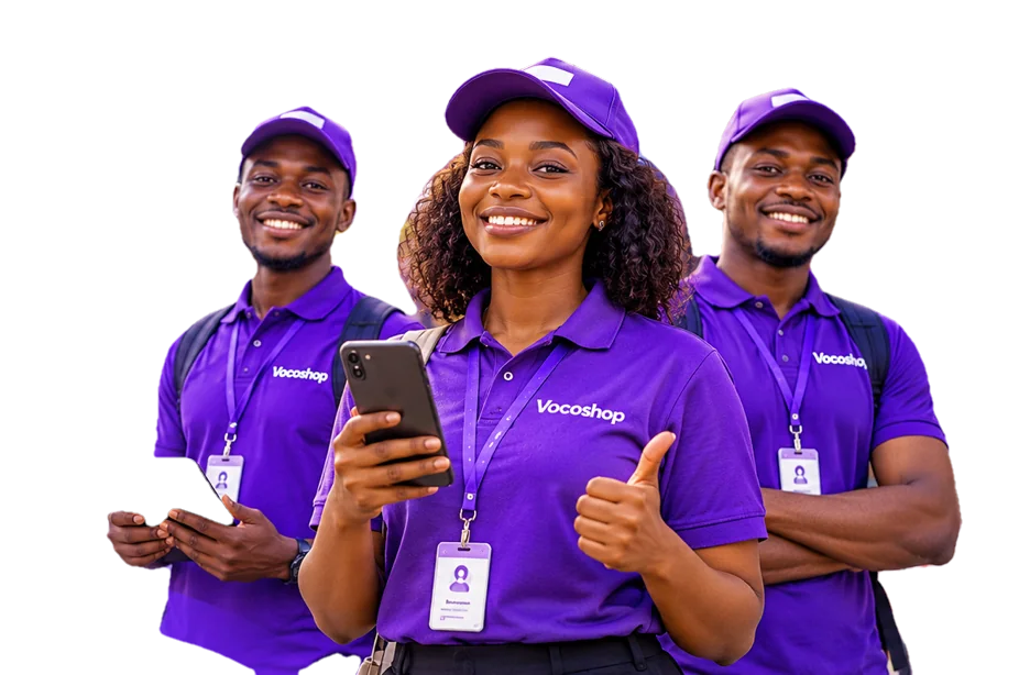Trois ambassadeurs en polo violet Vocoshop sourient devant une boutique ; l'une d'eux, téléphone en main, lève le pouce.